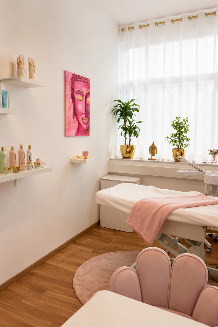 Behandlungsraum mit Wohlfühlatmosphäre bei larcosmetic