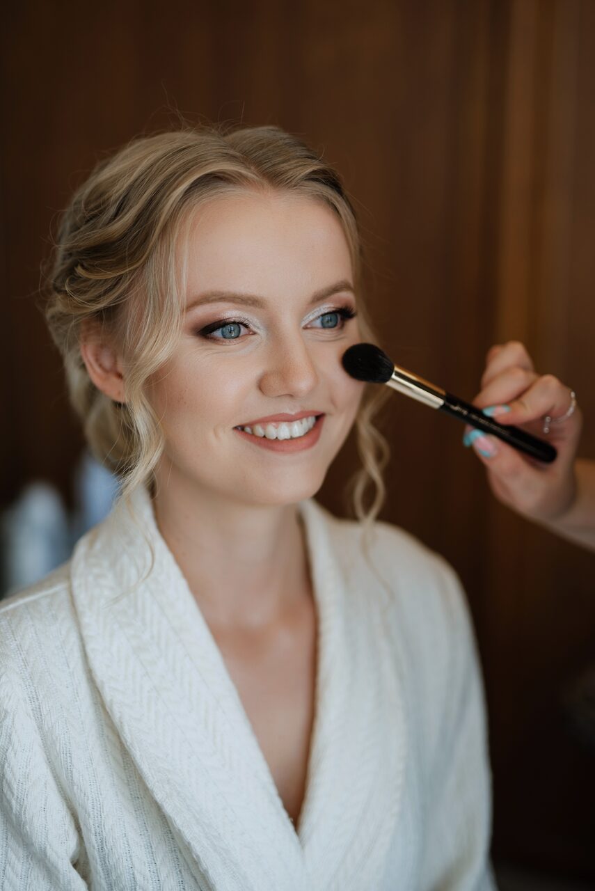 Brautstyling und Braut-Make-up am Morgen der Hochzeit in Wien